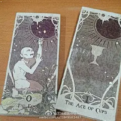 指环王的同人本~塔罗牌舍不得拆，白色封面估计也得包一包，以及海报折起来发好心疼啊……@糊糊Ann 什么时候带给你看？ ​