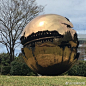 【译自英德文阴谋论论坛，脑洞八卦，请勿当真】

在世界各地都有这种“金蛋 & 金球”的大型logo，和大型雕塑，树立在非常有影响力的地点。

比如#美国#纽约的雕塑名为The Sphere，曾经摆放在世贸大厦门口（2）

#梵蒂冈#Cortile della Pigna, Vatican, Rome广场上的雕塑名为Sphere Within Sphere（3）...展开全文c