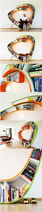 蛀书虫书架：荷兰设计师设计了这款曲线外形书架，读者可以坐在它的底部来看书或者休息，而书架顶部悬下来的灯正好照亮读者的视野~~坐在装满书的书架上，置身于书籍的海洋里，还真有一种“蛀书虫”的味道.