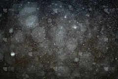 抽象的黑白色雪纹理在黑色背景上叠加