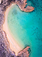 以上帝视角俯瞰拍摄西澳大利亚的海滩美景，沙滩、海浪、礁石。可以说是世界上最美的海滩之一 ​​​​
