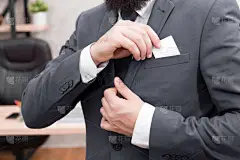 名片。商人把卡穿上西装。现代商人男性时尚。有信用卡的男人。取出口袋里的复印空间。这是我的名片。商务套