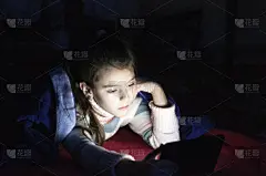 进行中,夜晚,平板电脑,女孩,卧室,青少年,笔记本电脑,休闲活动,水平画幅,电子邮件