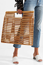 Cult Gaia - Big 竹纤维手提包 : 沙色竹纤维
 开放式包口
 本款设计中由天然竹子制成的部件可能带有轻微凹痕