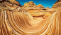 亚利桑那州的波涛谷，砂岩上是波涛般的曲线，如一个个梦幻的旋涡~ ​​​​