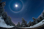 “地球与太空”单元高度赞扬奖获奖作品《四重月晕》，由西班牙摄影师达尼·卡克斯特拍摄。所有来自太空的光线在抵达地面前必须穿过地球的大气层。在此过程中，光线会因为一系列大气现象发生改变。地面上空的微小冰晶能够反射月光，将其变成数个美丽的晕轮。