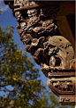 雀替，是中国古建筑的特色构件之一，又称“插角”或“托木”，指置于梁枋下与立柱相交的短木。细节之处，全是中国古代建筑的精华。 ​​​​