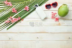 表俯视图航拍的夏季和旅游的海滩或在季节背景概念的海上假日。平板上放置防晒乳液及季节必备物品