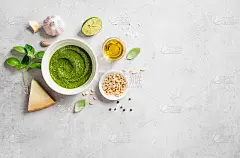 新鲜意大利香蒜沙司，加入罗勒、松子、帕尔马干酪及橄榄油