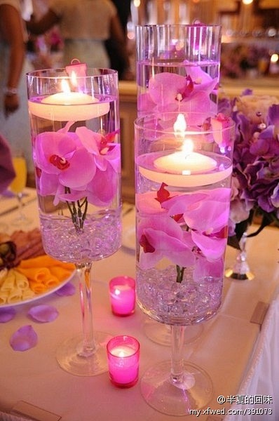 烛光鲜花装扮唯美浪漫婚礼，放在水里的蜡烛...