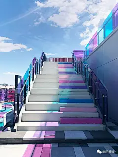 龙湖 · 西宸广场 屋顶花园 · 北京

◈ 彩色阶梯装饰与彩虹护栏相互交映