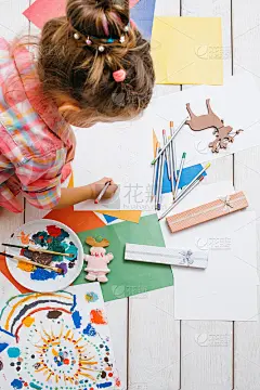 手工制作的孩子。活跃的艺术的童年