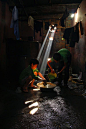 童工
这两个孩子被人发现在一家店里工作。世界上有许多儿童未满法定年龄就被迫出外工作，换取自己和家人的温饱；他们的基本权利没有受到保障，这类情况在南亚尤其普遍。在这张照片中，光线从通风口照射进来，彷彿是一道「希望之光」。Photograph by Sushil Sah