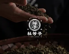 杜芳子古味茶鋪 | Visual Identity System : 「杜芳子」為品牌創辦人奶奶的本名，為了傳承她的好手藝，重現懷念的古早味，創辦了「杜芳子古味茶鋪」。品牌整體識別呈現台灣早期復古意象，主視覺致敬浮世繪風格，以葛飾北齋最著名的巨浪重現芳子奶奶的拿手絕活：珍珠奶茶海浪、茶凍山脈和燒仙草壁岩，形成一幅乘載傳統手藝及工藝的「食物風景畫」。並以海浪中藏入「虎紋」意象，藉此象徵屬虎的奶奶即是杜芳子的品牌精神。名片紙質特別挑選自然色且低飽和的棉絮紙，雙色對裱出層次，並在正面以打凹壓紋以刻畫主視覺圖騰，