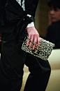 Chanel 2015早春度假系列包包全系列
Chanel（香奈儿）这次在迪拜举行的2015年度假系列秀场，在这个全球最富裕的城市上演了一出流光盛宴。虽然早前曝光的“暖水袋”样式金色手提包让人对这一季的设计有些惊讶，不过老佛爷在戏弄大家的同时仍旧奉上了一季华美绝伦的包袋系列。