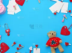 小泰迪熊，白色空白的名片，蓝色背景的衣服夹