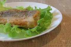 白盘子里的生菜炸鱼。