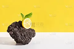 黑火山石上的新鲜生态柠檬。极简的食物创意概念在黄色柔和的背景。西西里岛柠檬片柑橘类水果。