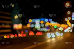 城市街道夜间交通用散景灯。模糊的汽车与明亮的刹车灯，城市街灯，速度。抽象模糊的背景。有选择性的重点