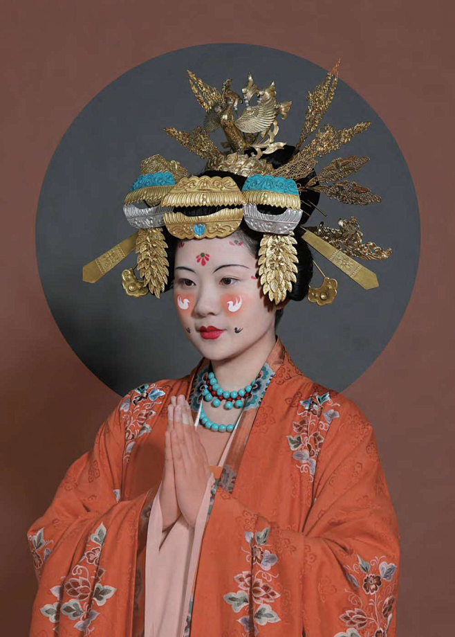 晚唐妆容复原：蛾眉、花钿、面靥、斜红，头上着花钗、插梳、金凤冠