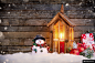 冬日雪人 礼物彩球 蜡台蜡烛 圣诞节新年气氛背景模板摄影图片
