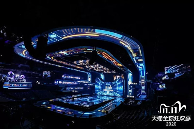晚会舞美以“未来市集”为灵感，运用矩阵式运动舞台组合成千变万化的科技感表演空间，将整个舞台打造出沉浸式未来感，给每一个观众带去浸入式的体验 ...