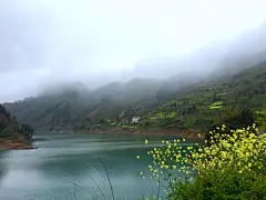山间云雾缭绕和山脚河流46898_山水风景_风景风光类_图库壁纸_68Design