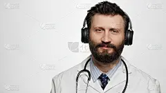 医生耳机。正面微笑的男医生戴着耳机在白色背景看相机