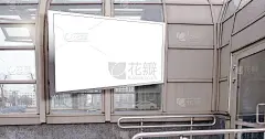 春季现代行人地铁玻璃墙上的大型空白广告面板