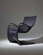 这张名为「pipo chair」的椅子设计是出自设计师Alejandro Estrada之手，从外表看不到任何一根螺絲与钉子，其线条优美令人不禁赞叹，甚至许多人用性感一词来形容它。椅子的材质选3/4吋宽度的膠合木条，一共利用29根木条组合而成，左右对称又层次分明，既是设计品也是艺术品。