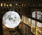 Jerram带着自创巨型“月球”装置环游世界