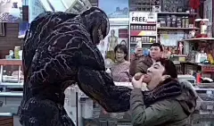 #Meme：毒液：无论英雄反不反，受欢迎的都是小可爱_娱乐_好奇心日报