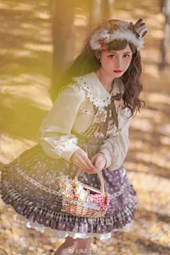 #To Alice上新# 熊之工作室超话
哇！热乎的林间小鹿背带裙的神仙美图~太有feel啦~狗短的裙裙，蓬蓬的超可爱~搭配外套马甲都超可的！我先爱了~宝宝们冲鸭！过了这个村就没有这个店啦~在拍定中哦！ ​​​​