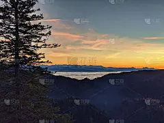 苏黎世奥伯兰的施奈德霍恩山上的黄昏。美丽的秋色带着雾。背景是雪山，雾海