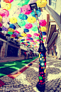 葡萄牙艺术节 áGITAGUEDA 用彩虹伞撑出一个缤纷的世界