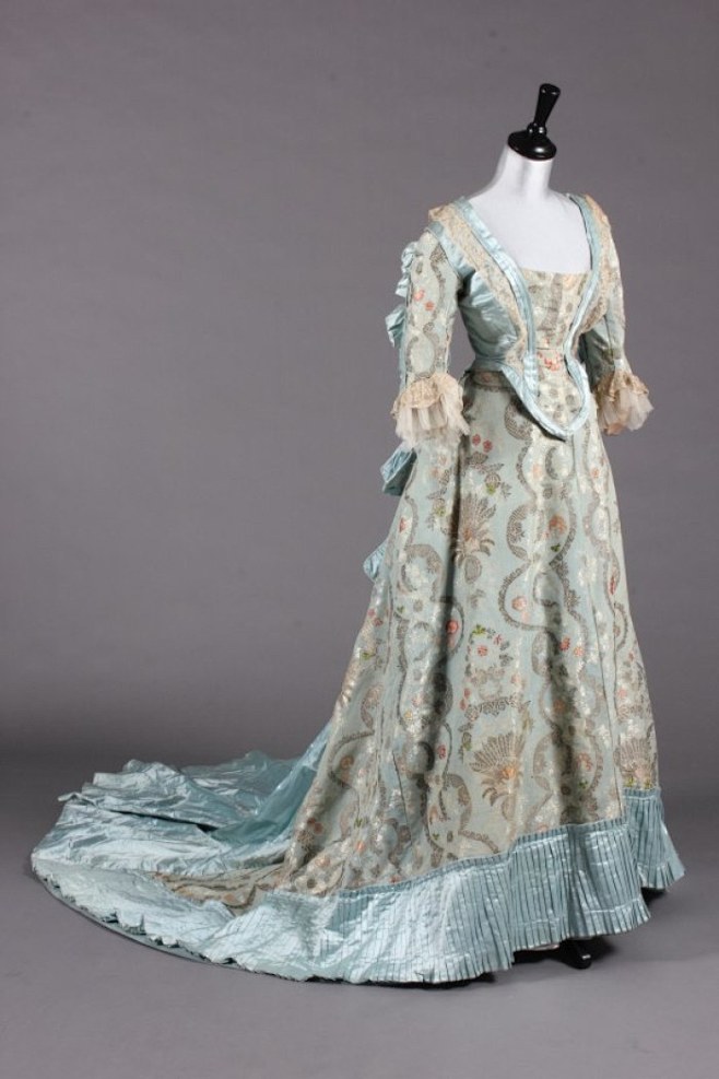 1890银蓝色绸缎洛可可式刺绣与蕾丝