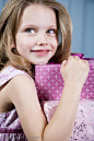 儿童艺术摄影广告素材 抱着礼盒微笑的可爱外国卷发女孩