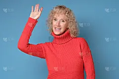 穿着红毛衣的资深卷发女士微笑着问好。