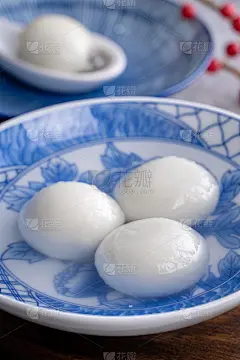 特写的汤圆在灰色的桌子上的碗，食物为冬至。