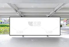 捷运车站行人通道广告布告栏显示的直线正面角度。作模拟用途的空白广告位海报;哦放置。