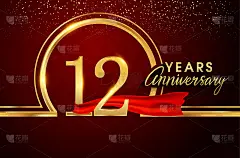 周年纪念设计与五彩纸屑和金戒指，红丝带孤立在红色背景