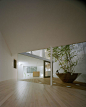 永山祐子是日本建筑界冉冉升起的一颗新星。她的建筑既带有典型的日式风格：混凝土、白墙、室内绿植，又具备足够的个人特色。她的建筑空间往往并不花哨，而是通过一些颇有创意的方式营造令人感到熟悉又新奇的环境。