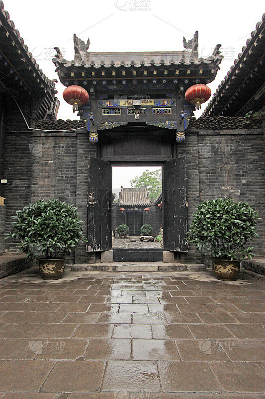 中国传统建筑风格的四合院，带有柱顶