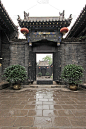 中国传统建筑风格的四合院，带有柱顶