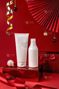 白色的瓶子化妆品在红色的讲台和红色的背景。圣诞节销售美容产品概念。