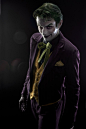 【Anthony Misiano神COS《蝙蝠侠》小丑】The Joker 角色设定来自于法国著名作家维克多·雨果的小说《L'Homme Qui Rit.》（《笑面人》）中笑面人的形象，经过Bob Kane, Bill Finger 、Jerry Robinson三位主创的讨论，最后将小丑定位成一个绿色头发，惨白皮肤，咧着涂着口红的嘴涂着紫色眼影的人物。