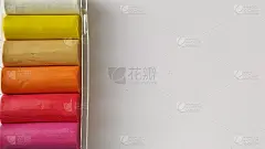 在白色背景的塑料包装上的多色橡皮泥