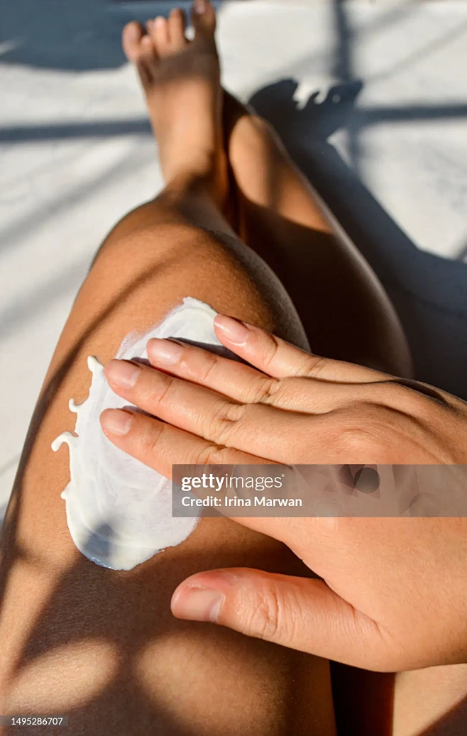Woman using sunscreen. sunscreen application-花瓣网