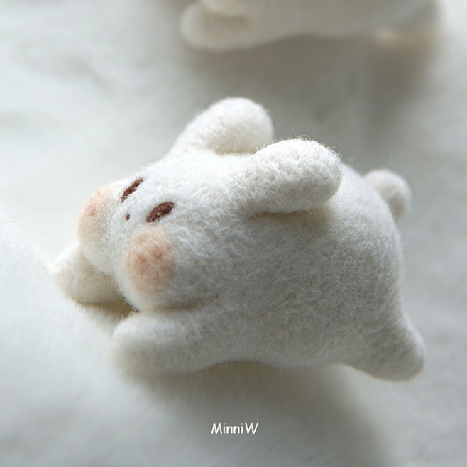 MINNIW 原创羊毛毡 跑跑小兔子摆件...