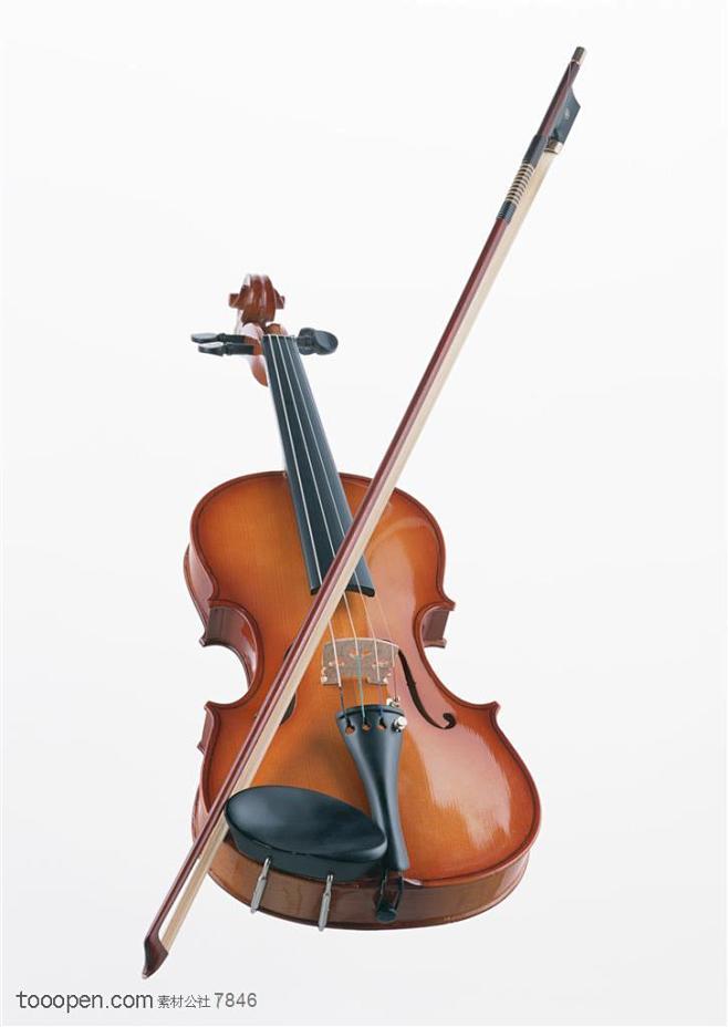 乐器小提琴-平着摆放的小提琴特写高清桌面...